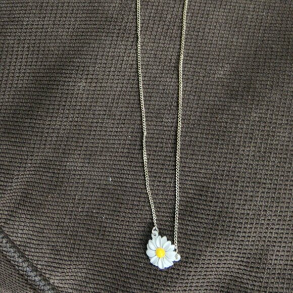 NWT Accessorize Daisy On A Chain Necklace - Picture 7 of 14